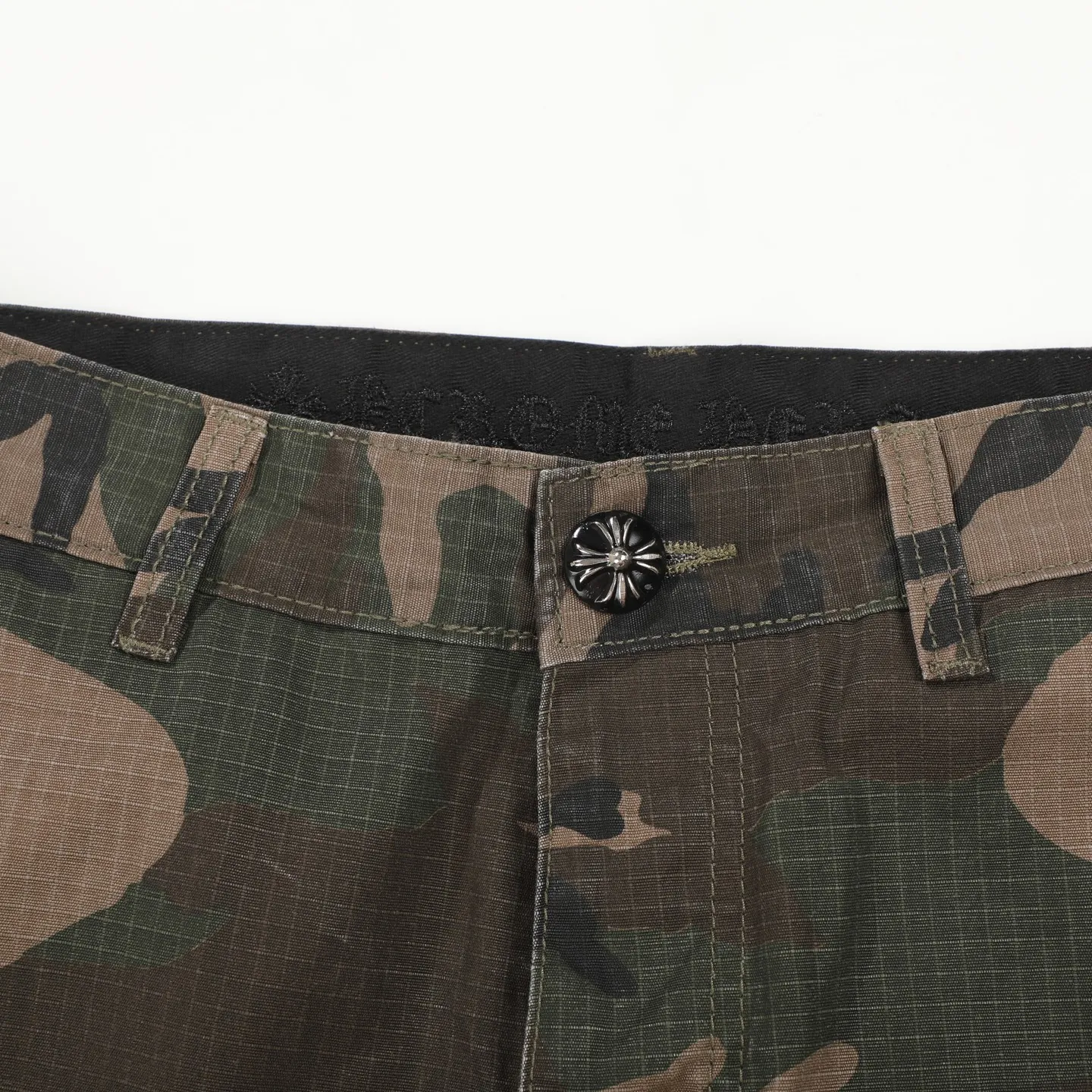 P280 Chrome HeartsCH camouflage logging pants straight-leg Sanskrit unisex overalls, W-level cabinet, patchwork cross pattern embellishment, high-waisted washed jeans! ! Absolutely high-end luxury products, 1.9W-level god-level single products, super popular products, built with top heavy industry, a magic weapon that cannot be missed. About Zangyin, this is an extremely luxurious fashion brand, which can also be called the aristocrats of the high street. It has always been an exclusive brand for some hipsters or the rich second generation. Compared with ordinary high streets, it is more luxurious and noble. Compared with luxury brands, it has a more fashionable personality and has always been a brand that I have a special liking for. Imported yarn is custom-woven into a high-density twill canvas, which ensures a crisp silhouette while also making the fabric very delicate to the touch. It follows the B01 classic silhouette, with a crisp and stylish upper body. The ready-made garments are stone-milled and fermented, so they can be matched with any style. Buttons and zippers are made of authentic YKK retro metal products. Double-layer canvas on the front knees has perfect details. All hardware is customized. Color: Camouflage Size: 28/30/32/34/36 Waist: 74/79/84/89/94 Sitting: 104/109/114/119 Pants length: 101/102/104/106/108